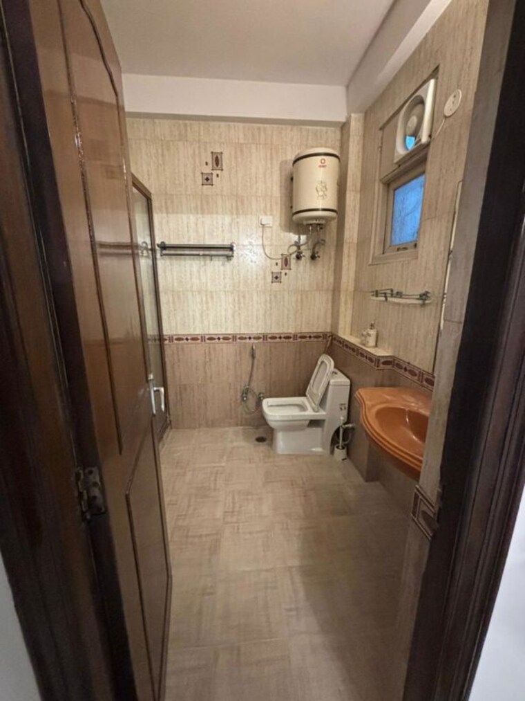 Bathroom, risland-sky-mansion 1 Bedroom 550 Sq.Ft. Builder Floor In Chattarpur Delhi 9921494