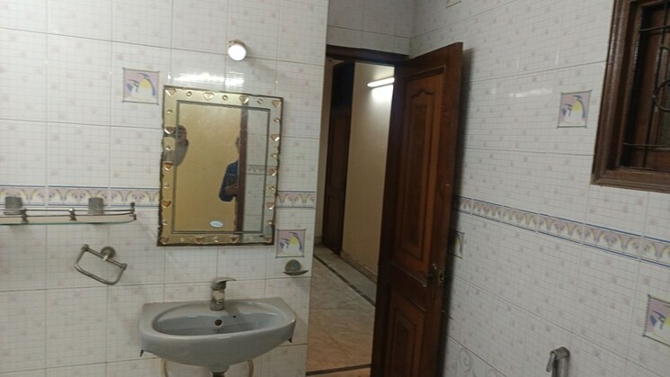 Bathroom, east patel nagar 3 Bedroom 1250 Sq.Ft. Builder Floor In East Patel Nagar Delhi 9921577