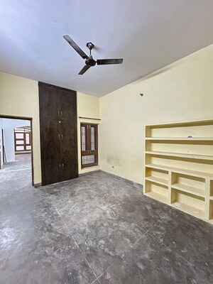 Room in 3 BHK Independent House at Gomti Nagar – for Rent