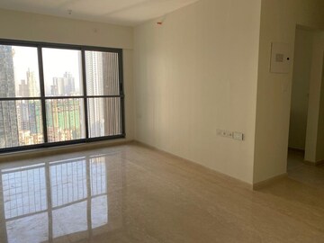 Room in 2 BHK Apartment at Kalpataru Elitus, Mulund West – for Rent