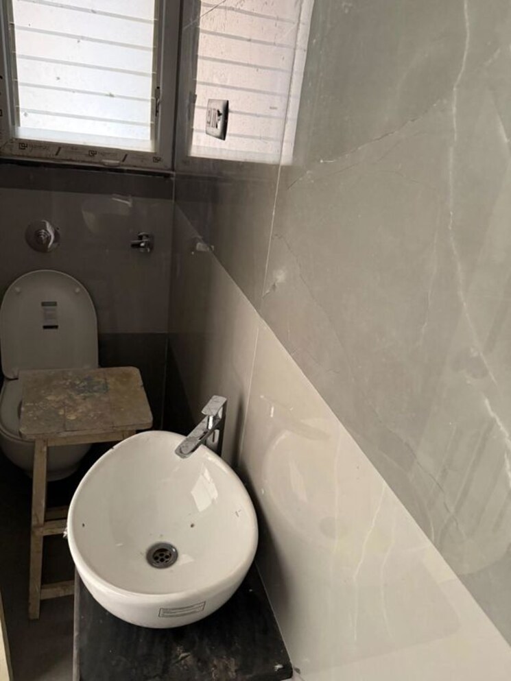 Bathroom, goregaon-west-view-chs 3 Bedroom 950 Sq.Ft. Apartment In Goregaon West Mumbai 9921691