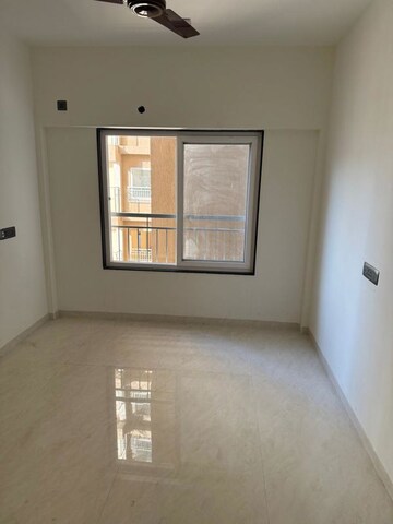 Room in 3 BHK Apartment at Goregaon West View CHS, Goregaon West – for Rent