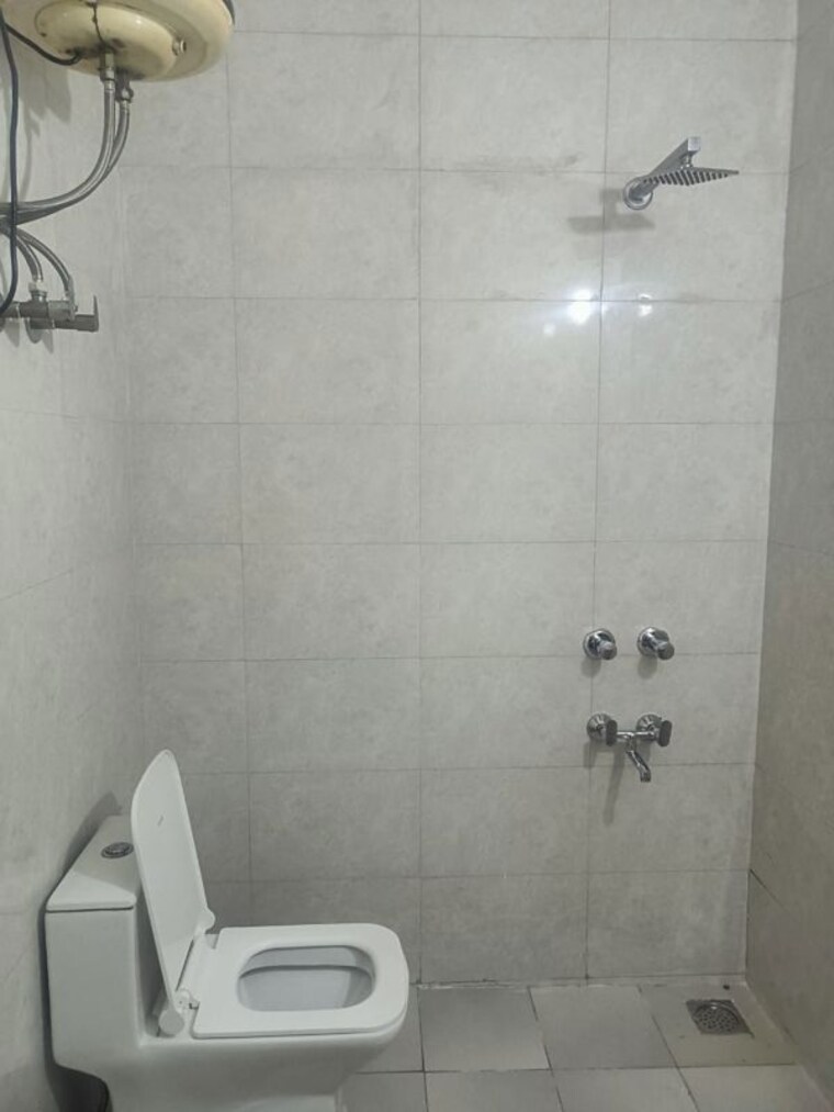 Bathroom, hauz khas 2 Bedroom 1100 Sq.Ft. Apartment In Hauz Khas Delhi 9921703