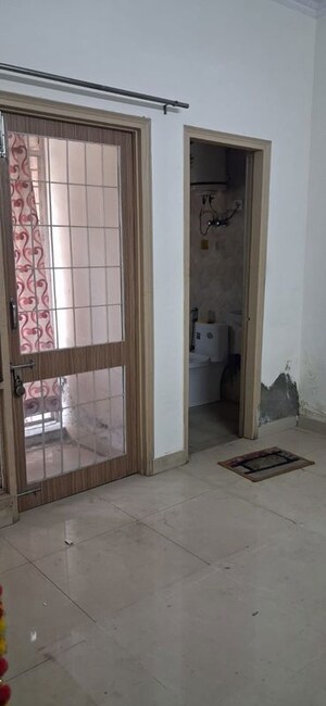 Room in 2.5 BHK Apartment at Mayur Vihar – for Rent
