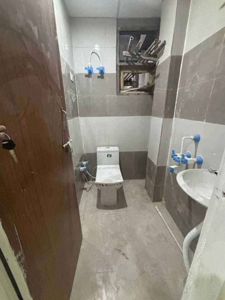 Attached Bathroom, sector 22 1.5 Bedroom 750 Sq.Ft. Independent House In Sector 22 Noida 9921758