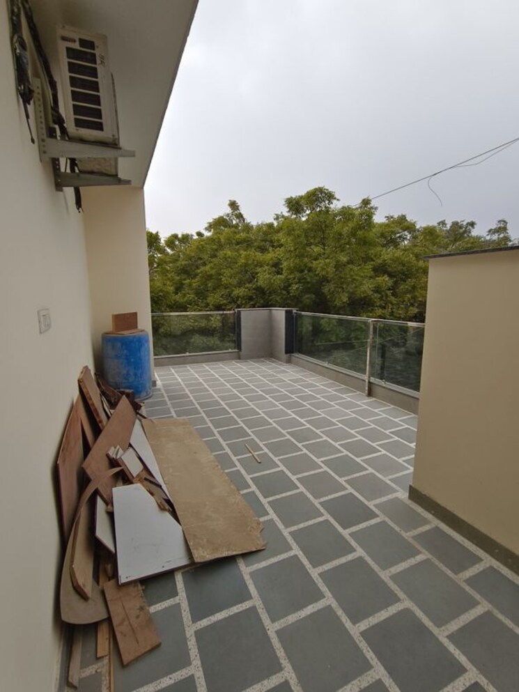 Terrace, sarita vihar 3 Bedroom 1500 Sq.Ft. Apartment In Sarita Vihar Delhi 9921764