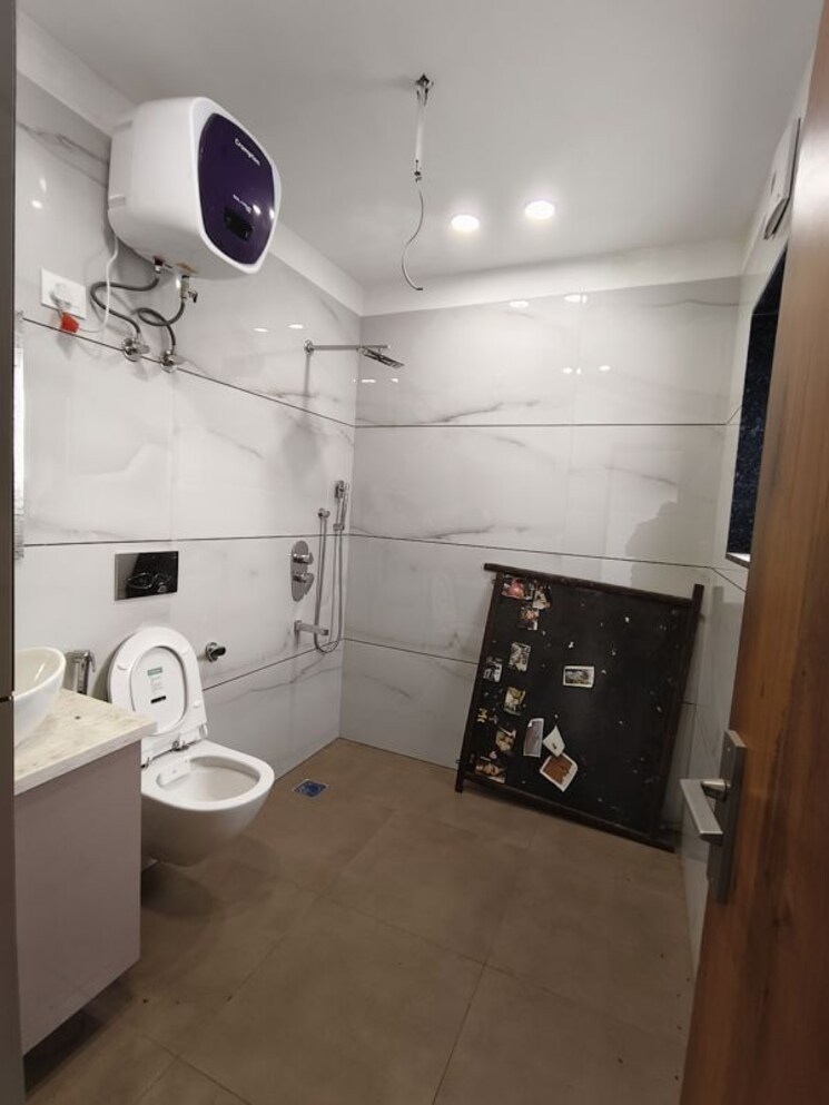 Attached Bathroom, sarita vihar 3 Bedroom 1500 Sq.Ft. Apartment In Sarita Vihar Delhi 9921764