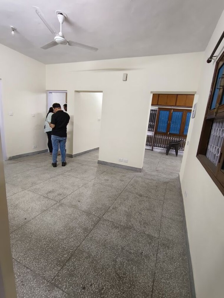  Parking, sarita vihar 3 Bedroom 1600 Sq.Ft. Apartment In Sarita Vihar Delhi 9921767