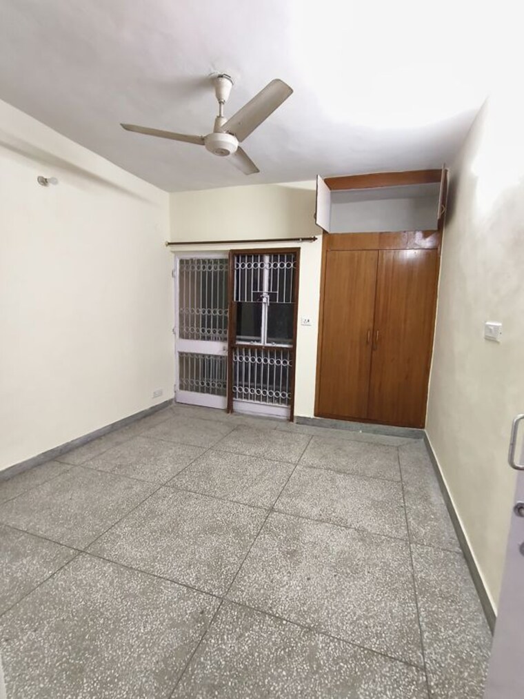Room, sarita vihar 3 Bedroom 1600 Sq.Ft. Apartment In Sarita Vihar Delhi 9921767