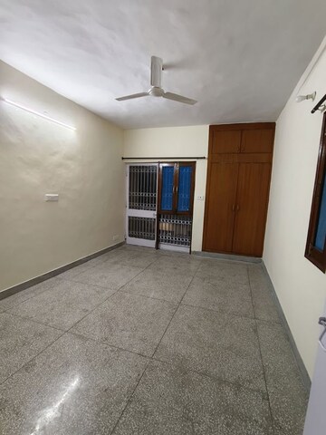 Room in 3 BHK Apartment at Sarita Vihar – for Rent