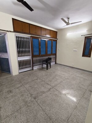 Room in 3 BHK Apartment at Sarita Vihar – for Rent