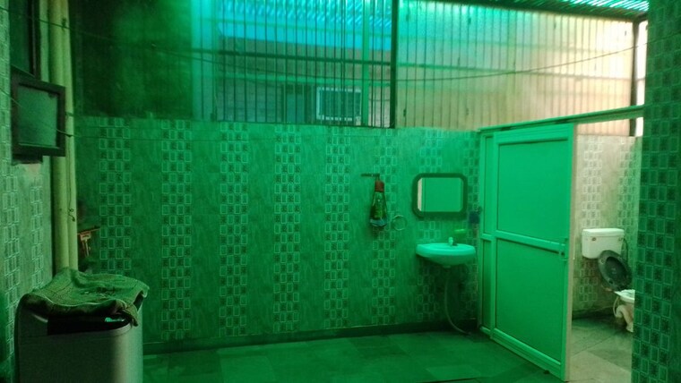 Bathroom, delta iii greater noida 6 Bedroom 350 Sq.Mt. Independent House In Delta Iii Greater Noida Greater Noida 9750892