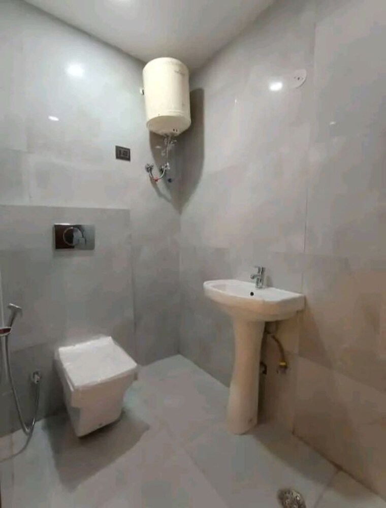 Bathroom, risland-sky-mansion 3 Bedroom 1500 Sq.Ft. Apartment In Chattarpur Delhi 9921872