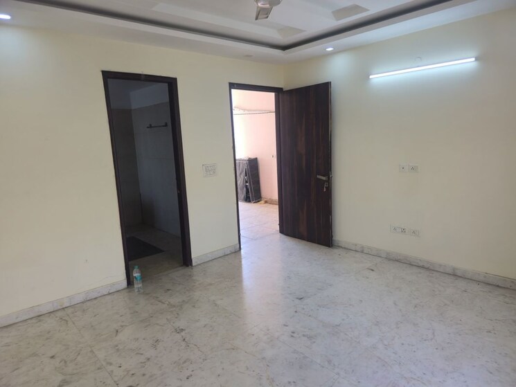 Room, sector 27 6 Bedroom 112 Sq.Mt. Villa In Sector 27 Noida 9921879