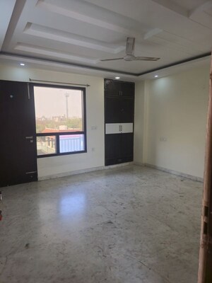 Room in 6 BHK Villa at Sector 27 – for Sale