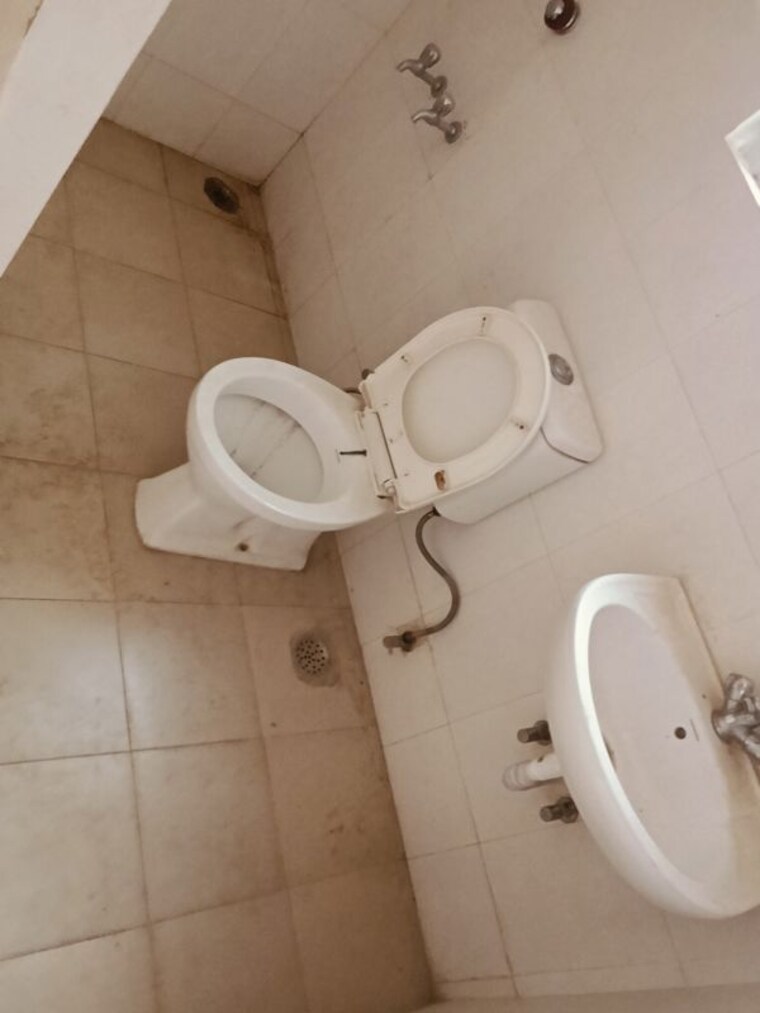 Bathroom, wave-dream-homes 2 Bedroom 808 Sq.Ft. Apartment In Wave City Ghaziabad 9922000