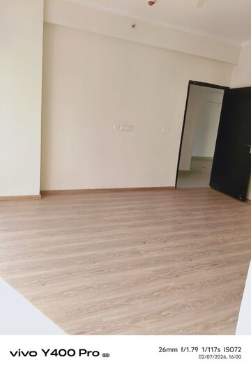 Room in 4 BHK Apartment at Amrapali Crystal Homes, Sector 76 – for Rent