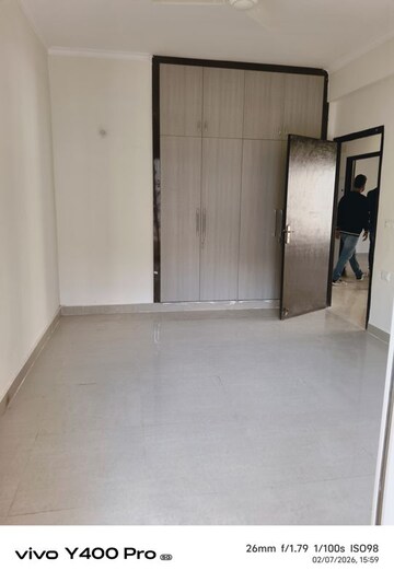 Room in 4 BHK Apartment at Amrapali Crystal Homes, Sector 76 – for Rent