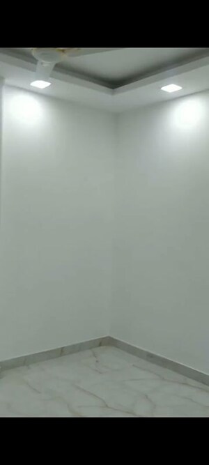 Room in 2 BHK Apartment at Amar Colony – for Rent