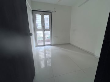Room in 2 BHK Apartment at Godrej Green Vistas, Mahalunge – for Rent