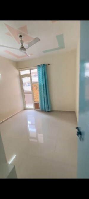 Room in 2 BHK Apartment at Pyramid Elite, Sector 86 – for Rent