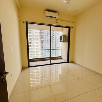 Room in 2.5 BHK Apartment at Prestige Siesta, Ghati Pada – for Rent