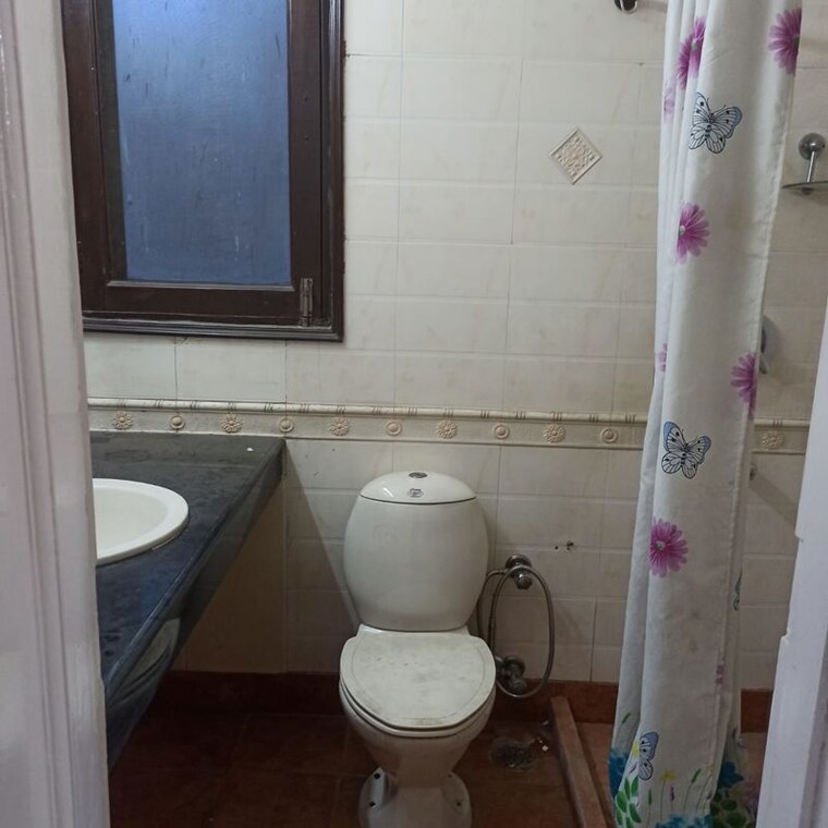 Bathroom, saket 3 Bedroom 200 Sq.Yd. Builder Floor In Saket Delhi 9922248
