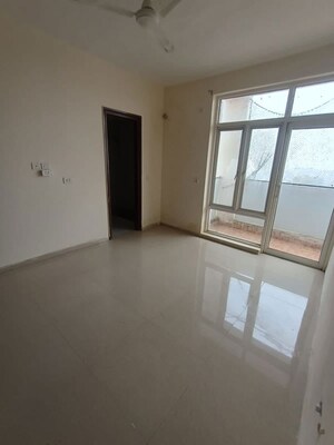 Room in 3.5 BHK Apartment at Omaxe R2, Gomti Nagar – for Rent