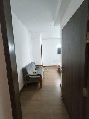 Room in 3.5 BHK Apartment at Omaxe R2, Gomti Nagar – for Rent