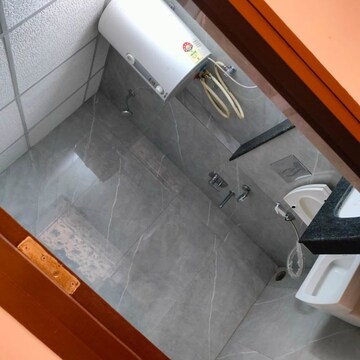 Attached Bathroom in 3.5 BHK Apartment at Omaxe R2, Gomti Nagar – for Rent