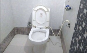 Bathroom in 3 BHK Apartment at Hazratganj – for Rent