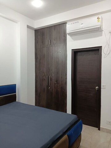 Room in 3 BHK Builder Floor at Sushant Lok ii – for Rent