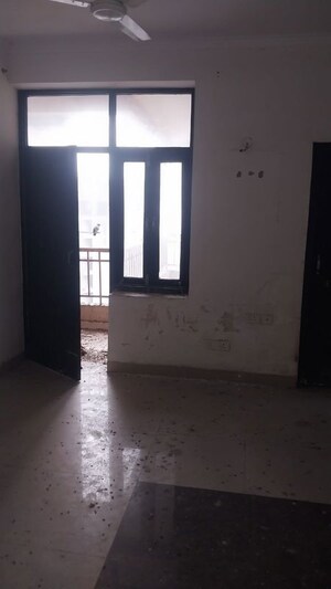 Room in 1.5 BHK Apartment at Techman Moti Residency, Raj Nagar Extension – for Sale