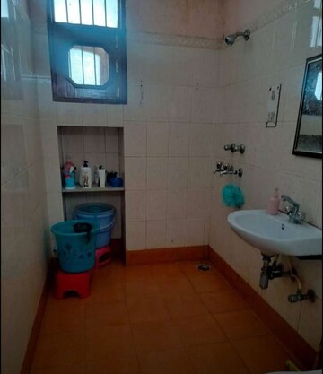 Bathroom in 1 BHK Builder Floor at Sector 21 – for Rent
