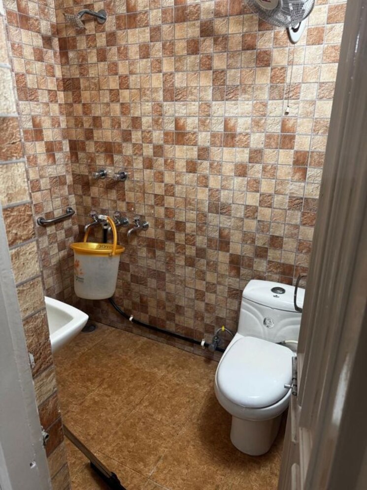 Bathroom, sector 37 3 Bedroom 1500 Sq.Ft. Builder Floor In Sector 37 Chandigarh 9922465