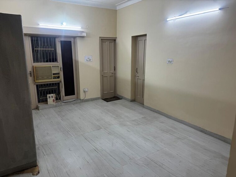 Room, sector 37 3 Bedroom 1500 Sq.Ft. Builder Floor In Sector 37 Chandigarh 9922465