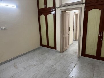 Room in 3 BHK Builder Floor at Sector 37 – for Rent