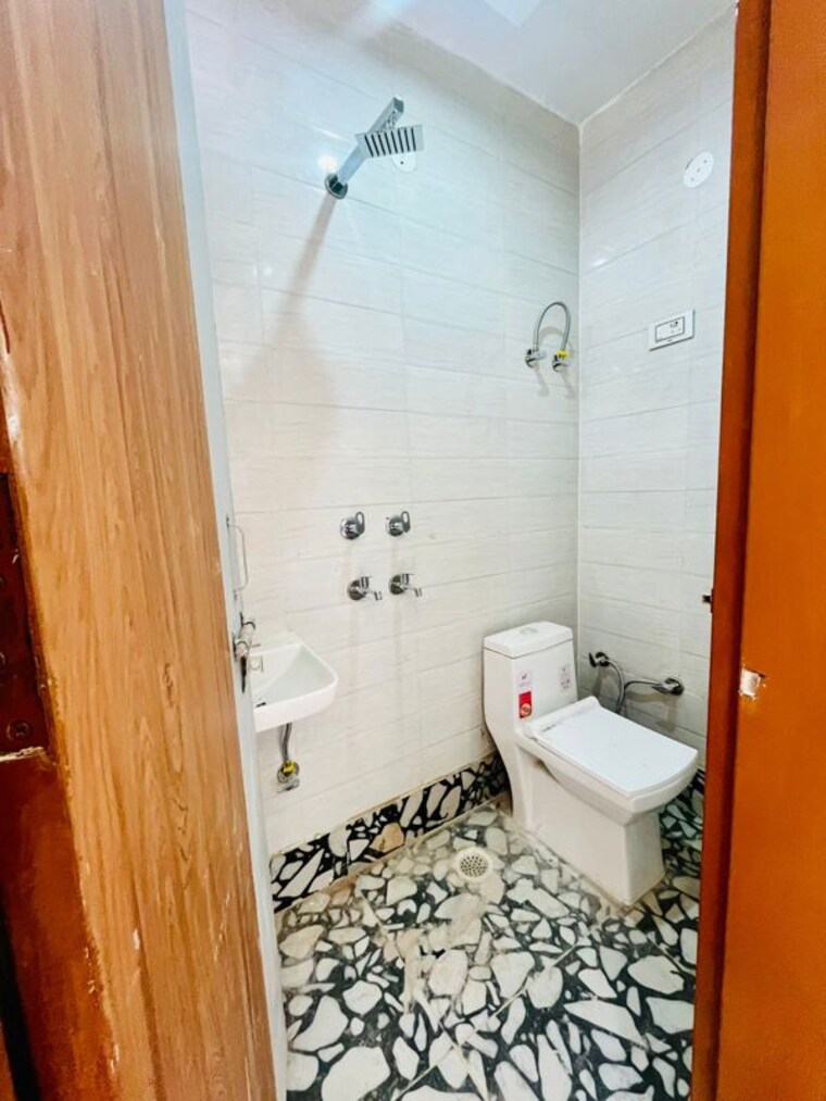 Bathroom, dwarka mor 2 Bedroom 540 Sq.Ft. Builder Floor In Dwarka Mor Delhi 9922665