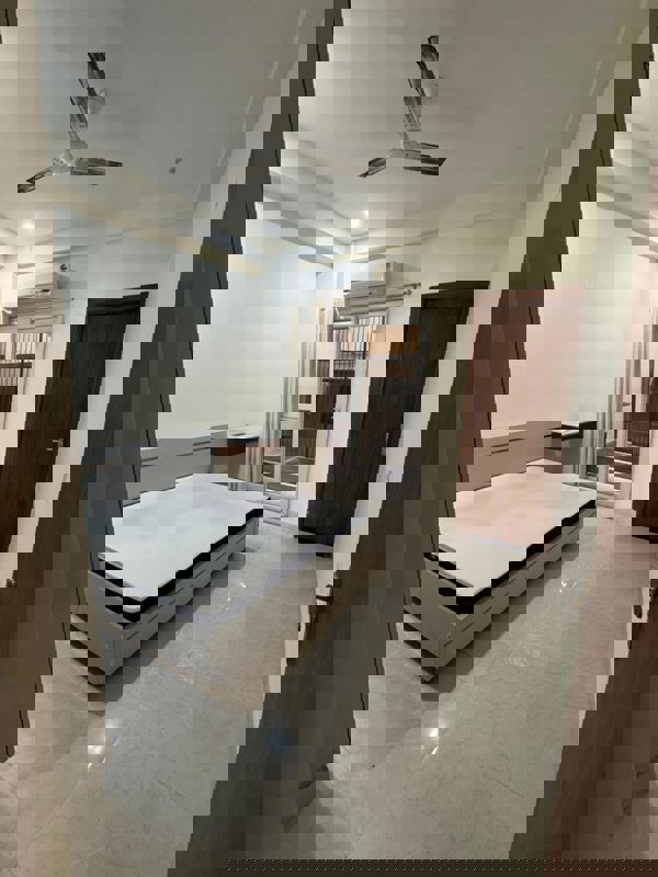 1 RkBuilder Floor For Rent in DLF City Phase III