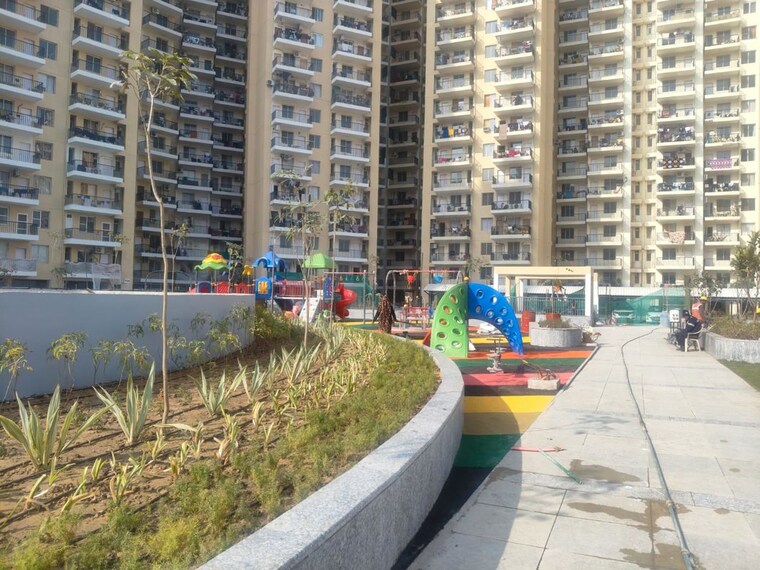  Parking, sare-petioles 4 Bedroom 2360 Sq.Ft. Apartment In Sector 92 Gurgaon 9801865