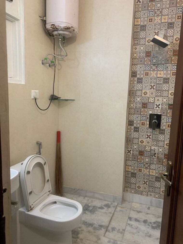 Bathroom, chittaranjan park 2 Bedroom 1200 Sq.Ft. Builder Floor In Chittaranjan Park Delhi 9922709