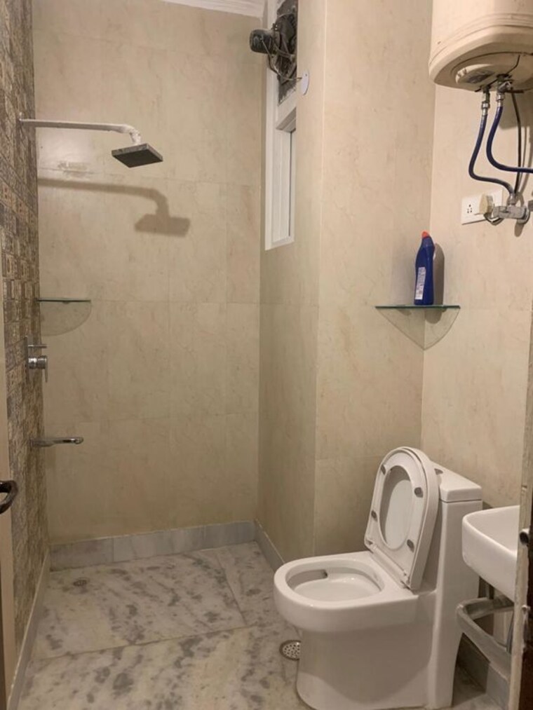 Bathroom, chittaranjan park 2 Bedroom 1200 Sq.Ft. Builder Floor In Chittaranjan Park Delhi 9922709