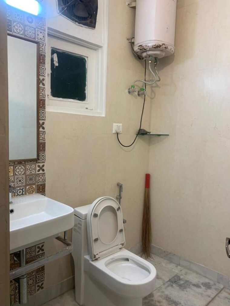 Bathroom, chittaranjan park 2 Bedroom 1200 Sq.Ft. Builder Floor In Chittaranjan Park Delhi 9922709