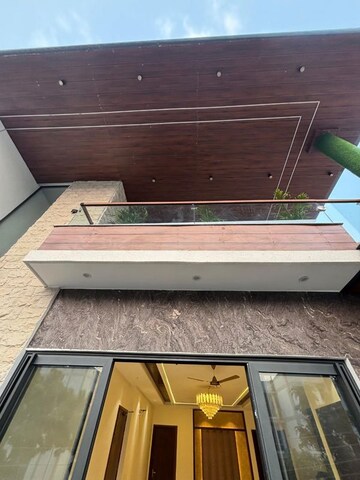 Furnished Amenities in 6 BHK Villa at Sector 79 – for Sale