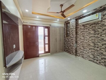 Room in 3 BHK Builder Floor at Sector 57 – for Rent