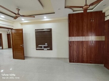 Room in 3 BHK Builder Floor at Sector 57 – for Rent