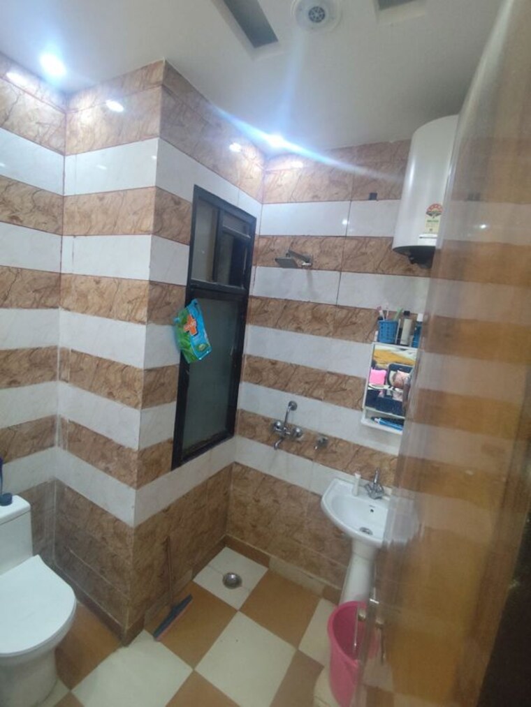 Bathroom, dwarka mor 3 Bedroom 810 Sq.Ft. Builder Floor In Dwarka Mor Delhi 9922839
