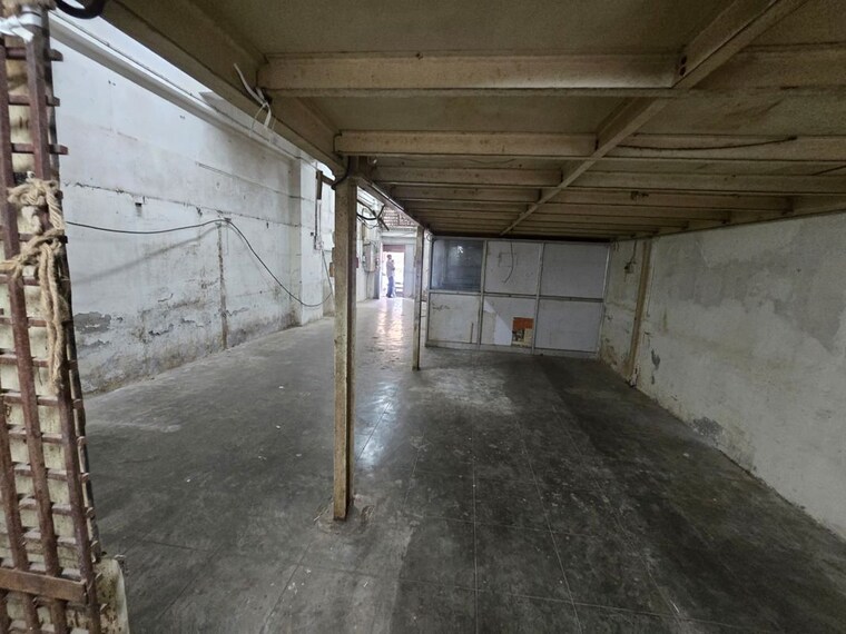 Room, laxmi-industrial-estate Commercial Showroom 2000 Sq.Ft. In Andheri West Mumbai 9922855