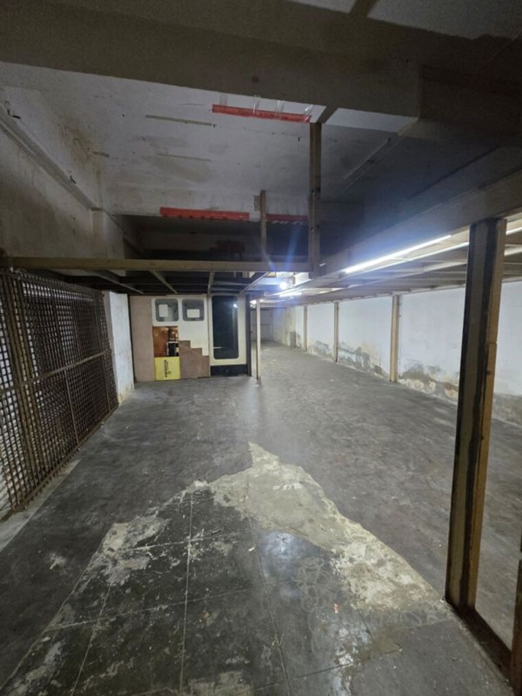  Parking, laxmi-industrial-estate Commercial Showroom 2000 Sq.Ft. In Andheri West Mumbai 9922855