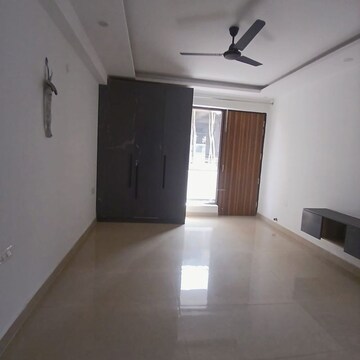 Room in 3.5 BHK Builder Floor at Sector 23 – for Rent